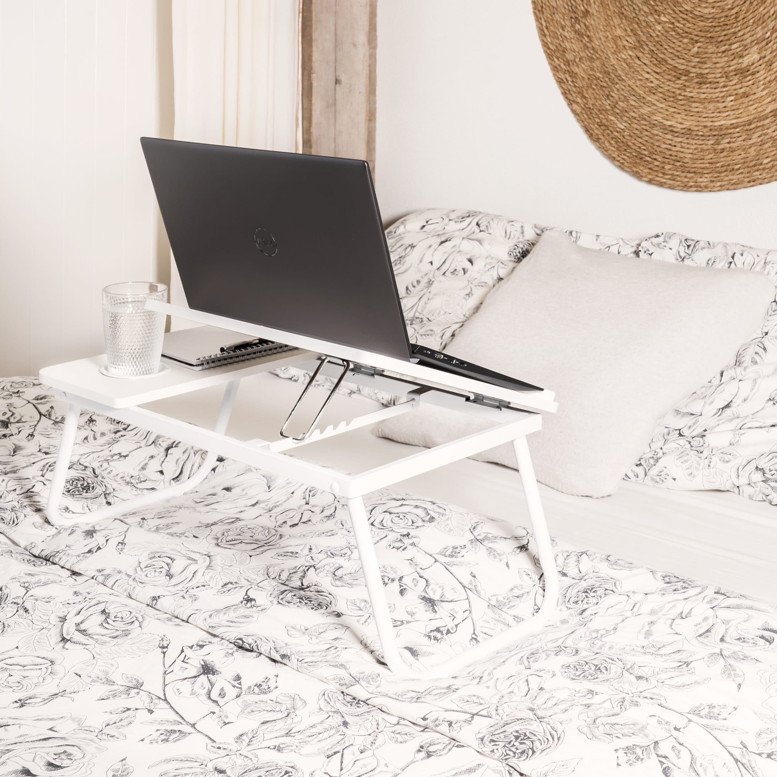 Wit verstelbaar tafeltje voor het werken op je laptop in bed