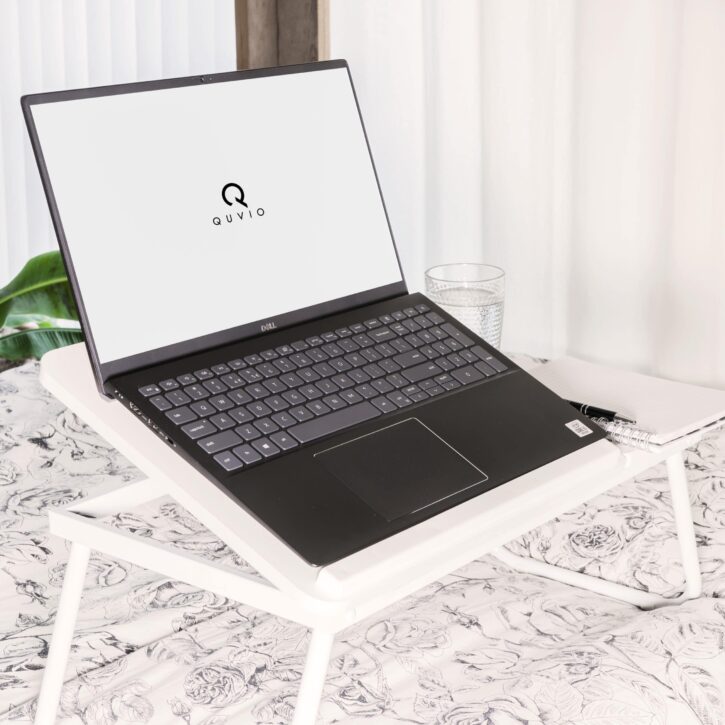 Wit tafeltje voor je laptop op bed