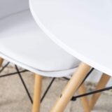 Wit met houten ronde tafel