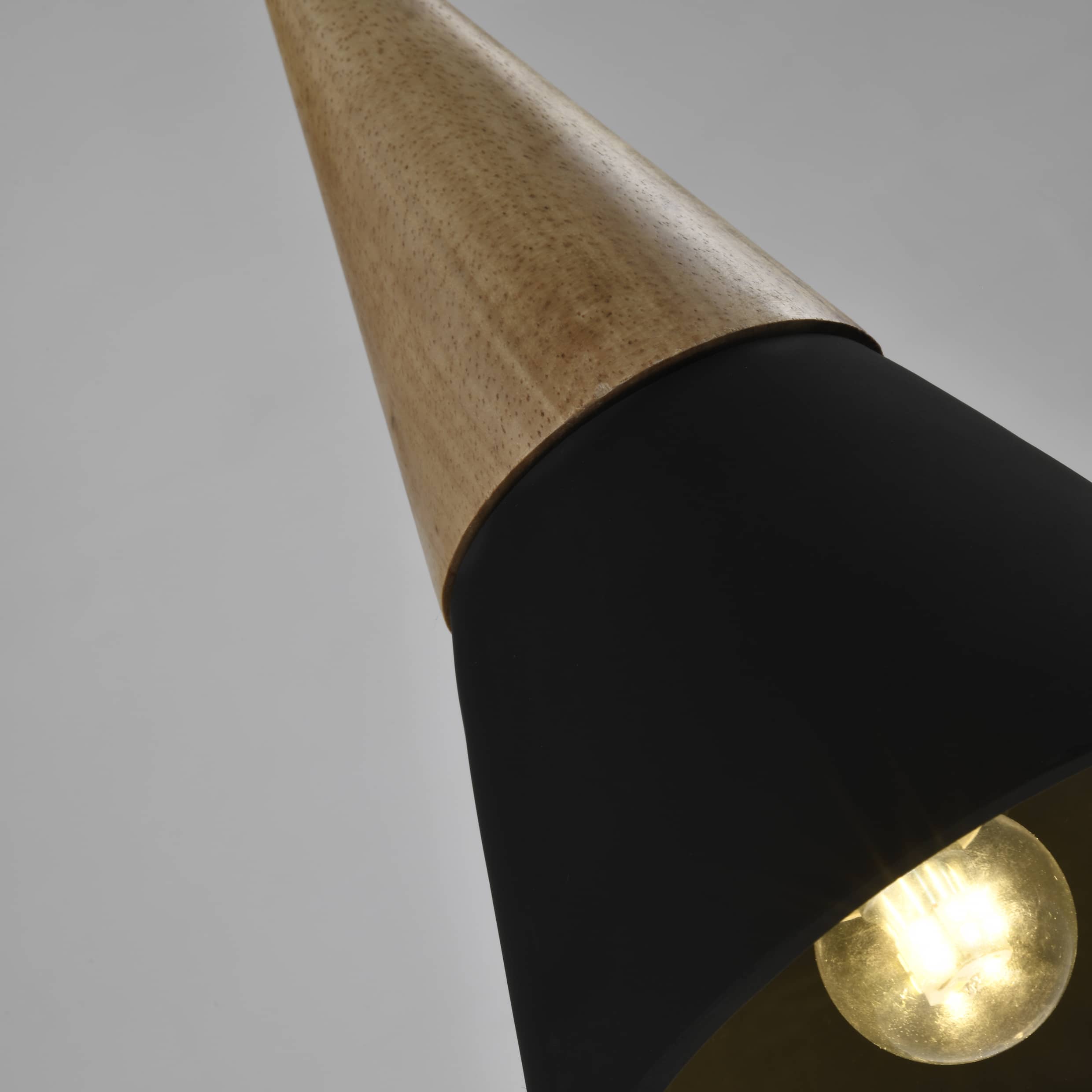 Zwart betonnen landelijke kegellamp met houten kop