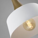 Witte hanglamp met houten kop