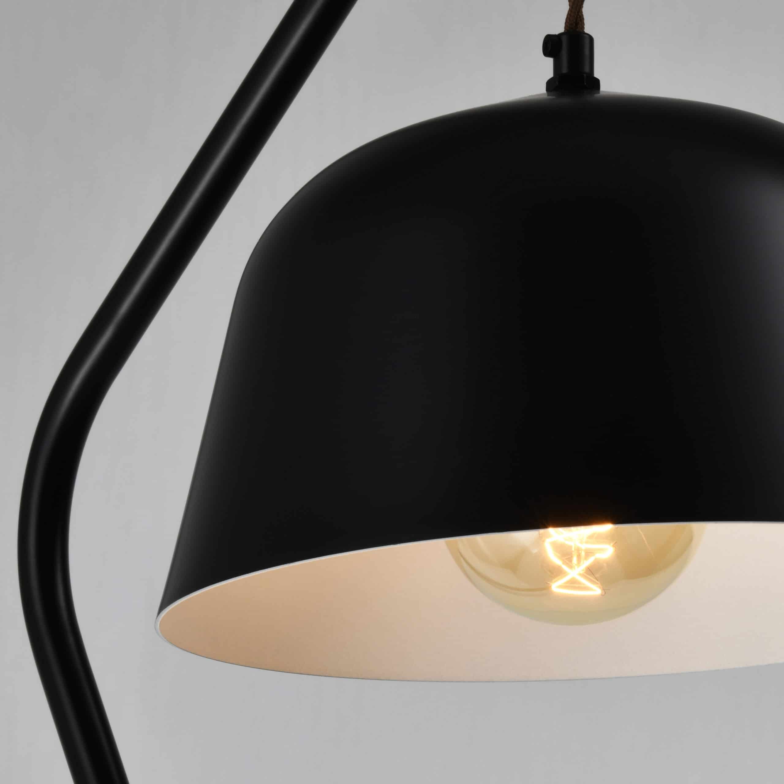 zwart metalen vloerlamp met vintage design