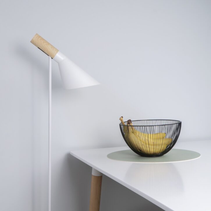 Staande vloerlamp met verstelbare kap in scandinavische stijl