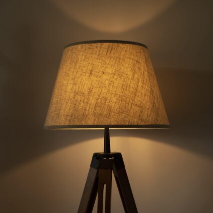 Donkerhout staande vloerlamp voor in de woonkamer