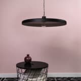 Lamp voor aan het plafond te hangen met een brede kap