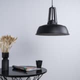Zwarte hanglamp met bolvormige kap en 1 lichtpunt