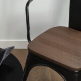 zwart met houten stoel