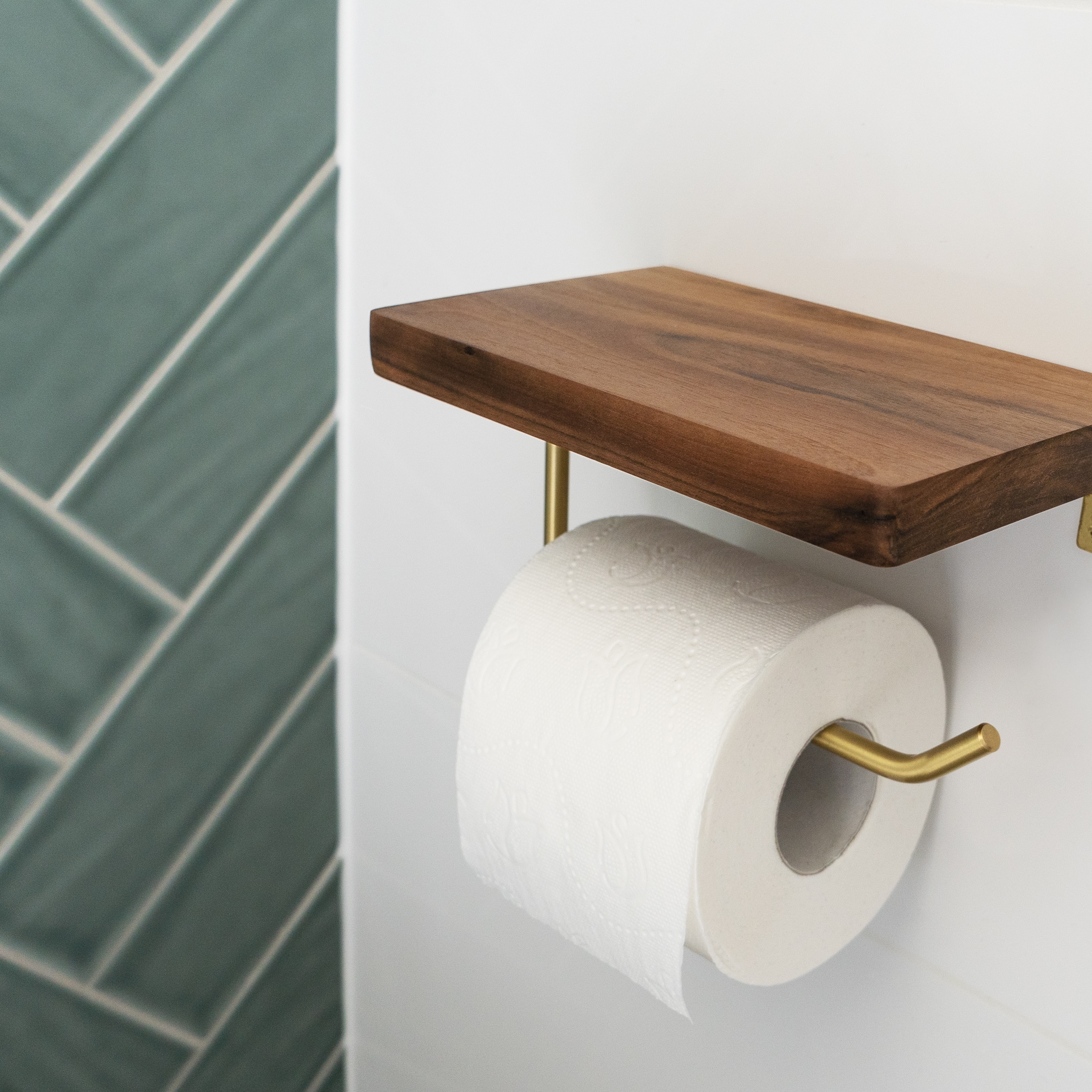 Modern plankje als wc rol houder met legplank voor je mobiel