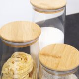 glas met houten vorraadpotten