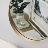 Goudenframe van ronde spiegel met ophangketting
