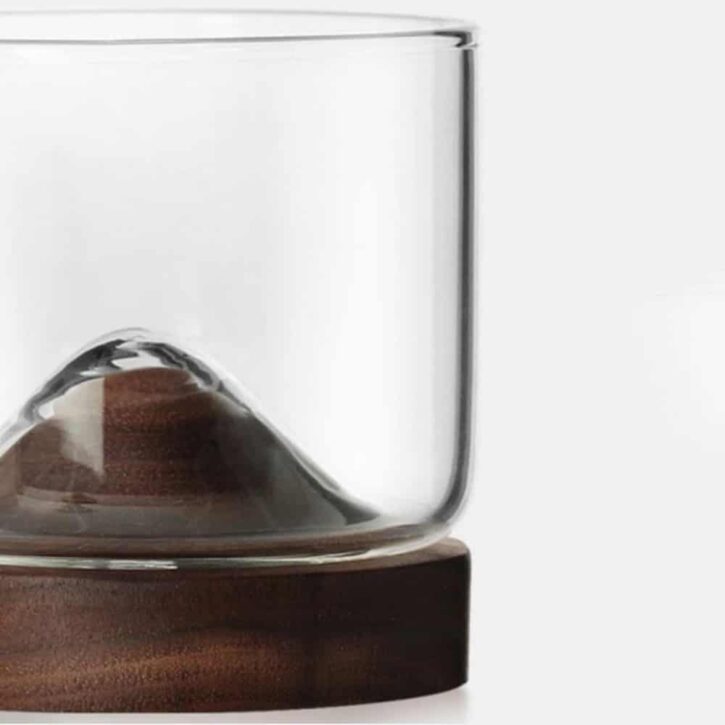 Glas met houten onderzetter